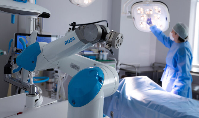 „Nordclinic“ nuotr./„Nordclinic“ pristatytas ortopedijos robotas „Rosa“