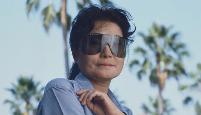 „Porche“ nuotr./Yoko Ono su legendiniu „P’8479“ akinių modeliu