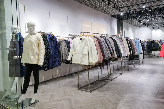 „Outlet Park“ nuotr./„Outlet Park“ kviečia įsisupti į naujas striukes: tik ką atidarytoje „Towmy“ parduotuvėje – italų dizaino gaminiai
