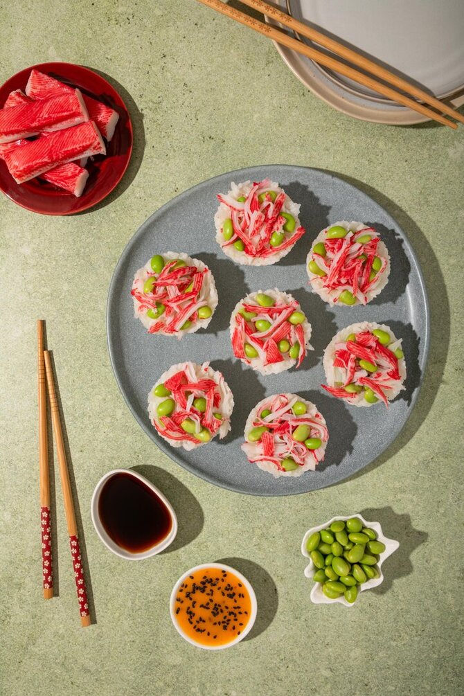 „Vičiūnai Group“ nuotr./Suši stiliaus ryžių krepšeliai su surimi ir edamame