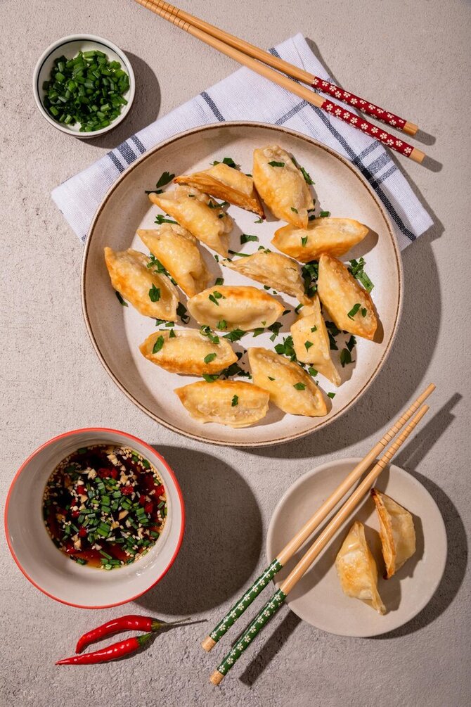 „Vičiūnai Group“ nuotr./Traškūs „Gyoza“ koldūnai su aromatingu rytietišku padažu