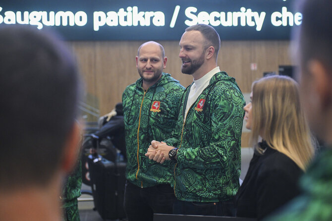 Augusto Četkausko nuotr./Neeilinės išlydėtuvės į Tokijuje vyksiančias deflimpines žaidynes: Vilniaus oro uoste didžiausias sporto klubų tinklas Lietuvoje pasirašė sutartį dėl paramos sportininkams