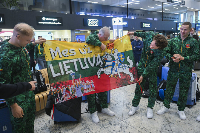 Augusto Četkausko nuotr./Neeilinės išlydėtuvės į Tokijuje vyksiančias deflimpines žaidynes: Vilniaus oro uoste didžiausias sporto klubų tinklas Lietuvoje pasirašė sutartį dėl paramos sportininkams