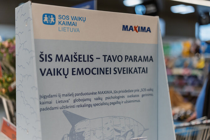 „Maxima“ nuotr./„Maximose“ – išskirtinė prekė: Algio Kriščiūno piešiniu dekoruoti pirkinių maišeliai neša socialinę žinutę