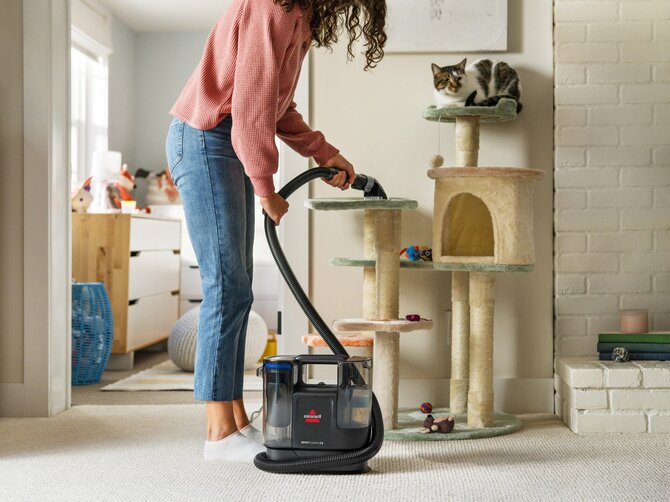 „Bissell“ nuotr./Dėmės ant kilimų ar baldų? Sprendimas – „Bissell SpotClean“ siurbliai