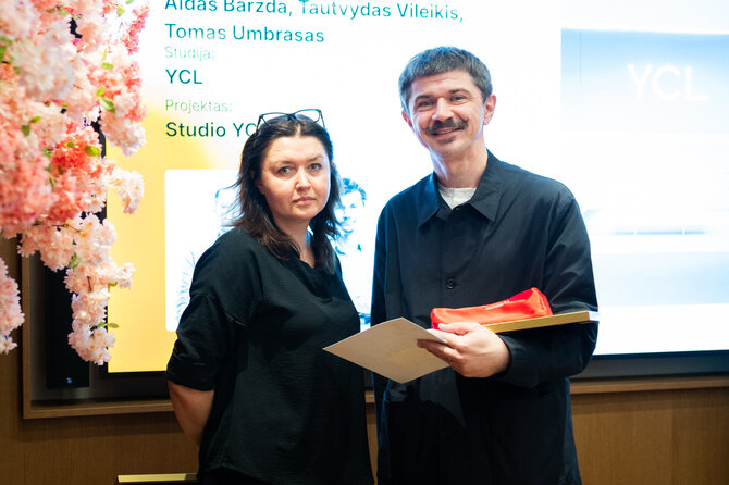 Roberto Riabovo / BNS nuotr./UAB „AJ produktai“ generalinė direktorė Eglė Gasiūnienė architektui Aidui Barzdai įteikė apdovanojimą už geriausią biuro interjerą