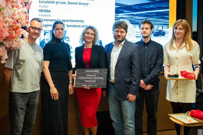 Roberto Riabovo / BNS nuotr./„Cosentino“ generalinė direktorė Baltijos šalyse ir Suomijoje Ilana Mackelienė pasveikino geriausio visuomeninio interjero autorius: studiją „Heima“, Architektūros kūrybinę grupę ir „Dome group“