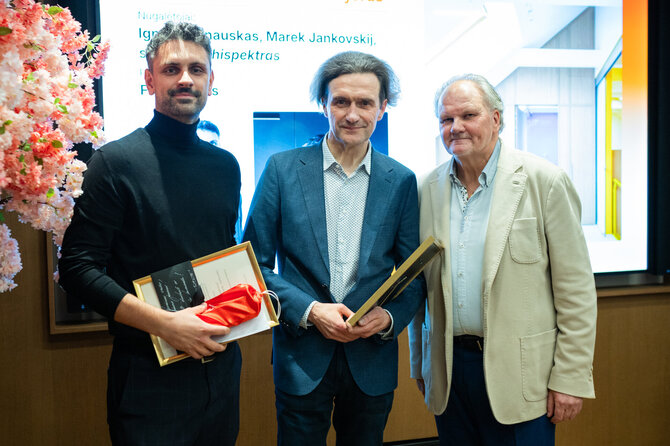 Roberto Riabovo / BNS nuotr./UAB „Vilkonda“ ir „2DI“ vadovas Audrius Klimas pasveikino architektą Igną Kalinauską, įvertintą už geriausią privatų interjerą