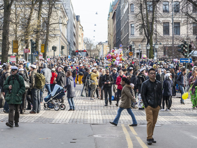 123RF.com nuotr./Vappu šventė Helsinkyje – niekas neina iš namų be universiteto kepurėlės