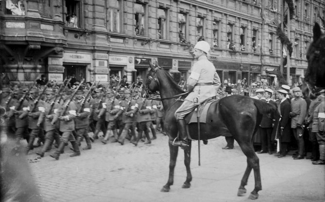 Suomijos nacionalinis archyvas/Generolas G. Manerheimas priima Baltųjų suomių kariuomenės pergalės paradą. 1918 m. 