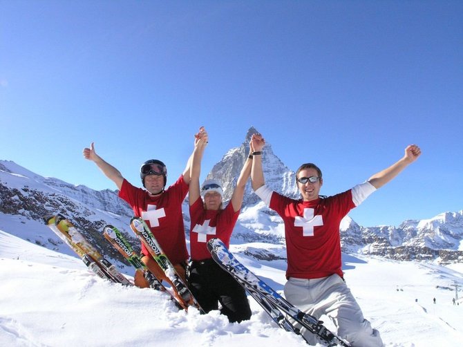 Kelionių organizatoriaus „GRŪDA“ nuotr. /„GRŪDOS“ komandos nariai slidinėjimo kelionėje Šveicarijoje