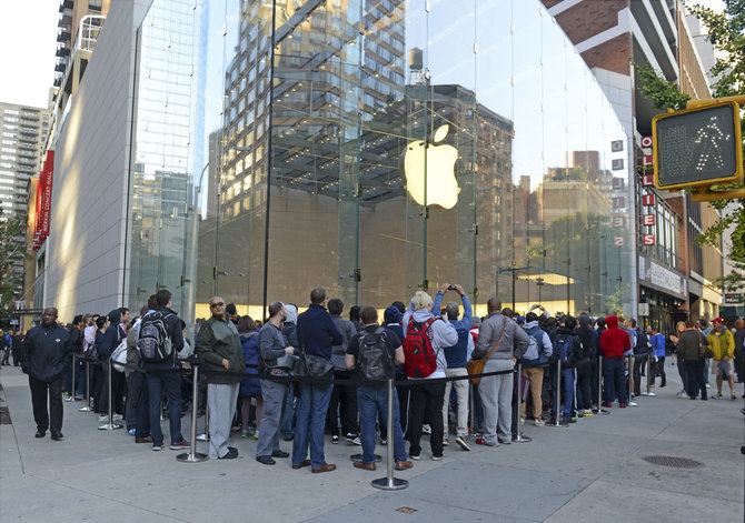 Shutterstock nuotr./Amerikiečiai prie „Apple“ parduotuvės būriuojasi siekdami įsigyti naujai išleistą telefoną