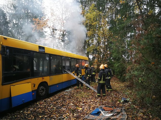 SĮ „Susiekimo paslaugos“ nuotr. /Būsimų ugniagesių gelbėtojų pratybos degančiame autobuse