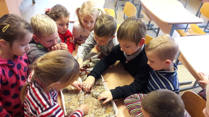 Mokytojos R. Gaidienės nuotr. /Vaikai daro lesalus paukščiams iš sviesto ir grūdų