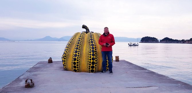 Kelionių organizatoriaus „GRŪDA“ nuotr. /Yayoi Kusama’s „Geltonas Moliūgas“ Naošimos saloje