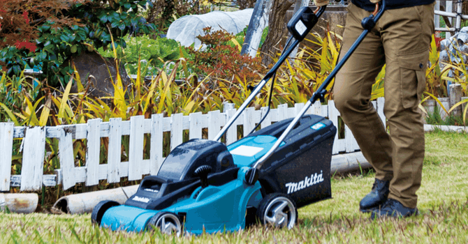 Bedrovės „Makita“ nuotr./„Makita“ akumuliatorinė vejapjovė, tinkanti mažesniam sklypui 