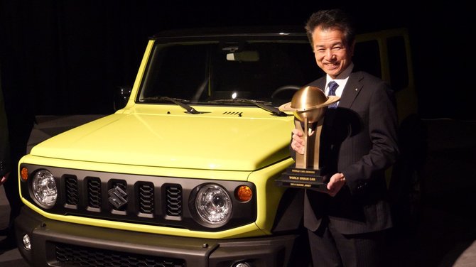 Kompanijos „Suzuki“ nuotr. /„World Car Awards“ apdovanojimų Niujorke akimirka. „Suzuki Motor Corporation“ prezidentas Toshihiro Suzuki šalia visureigio „Jimny“