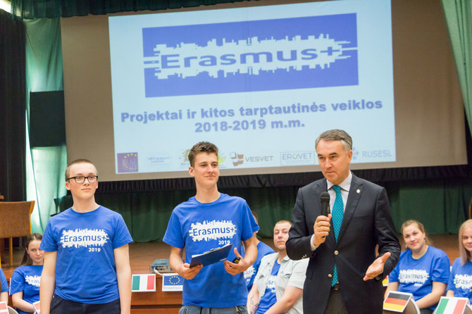 Marijaus Vaisėtos nuotr. /„Erasmus+“ stažuočių patirties pristatymas. Iš kairės - Simonas Navasaitis, Rokas Atas ir europarlamentaras Petras Auštrevičius