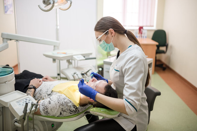 Klaipėdos valstybinės kolegijos nuotr. /Studentai atlieka praktiką laboratorijose Klaipėdos valstybinėje kolegijoje