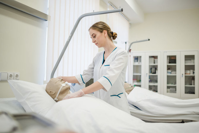 Klaipėdos valstybinės kolegijos nuotr. /Slaugos studentams skirta laboratorija