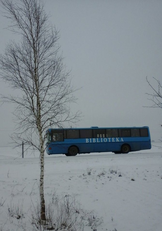 Pasvalio Mariaus Katiliškio bibliotekos nuotr. /Pasvalio rajono bibliobusas žiemą 