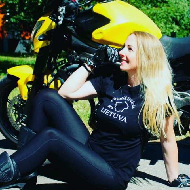 Asmeninio albumo nuotr. /L.Chaladauskaitės svajonė – motociklu apvažiuoti pasaulį.