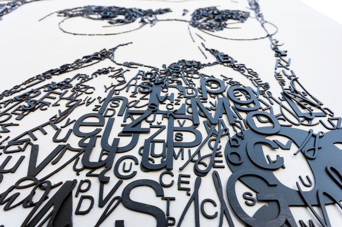 T.Skaringos (vakaruvejai.com) nuotr. /Dviejų metrų pločio ir trijų metrų ilgio M.Biržiškos portretui panaudota virš 1500 lietuviškos abėcėlės raidžių.