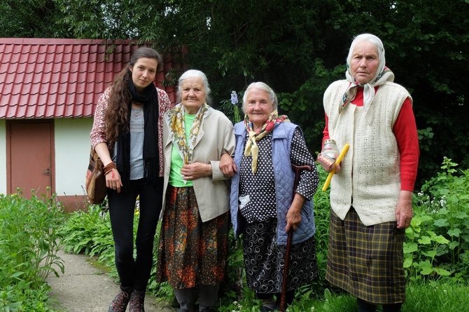 Asmeninio archyvo nuotr. /Ekspedicijos akimirka: su trim dainininkėm Puvočiuose 