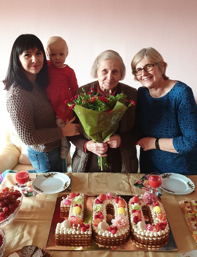Šeimos albumo nuotr. /Juzefa Dombauskienė sausio 1-ąją šventė 100-ąjį savo gimtadienį. 