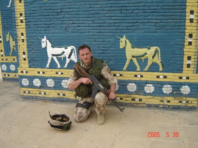 Asmeninio archyvo nuotr. /Misijoje Irake. Prie Ištarės vartų. 