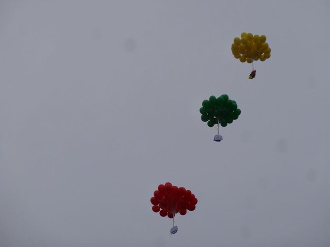 Kauno mokyklos-darželio "Šviesa" nuotr. /Kauno mokyklos-darželio „Šviesa“ bendruomenė paleido 125 balionus, o viena jų puokštė nuskriejo iki Estijos. 