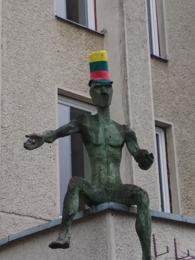 Gintaro Striupaičio nuotr. /Vėliavos spalvų kepurė prie Jonavos kultūros centro.