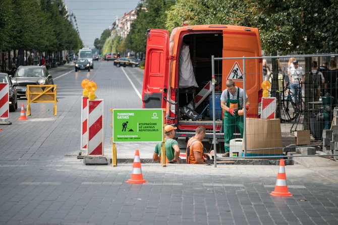 Sauliaus Žiūros nuotr./Gedimino prospekte esantys metaliniai užtvarai remontuoti ir 2018-ųjų vasarą