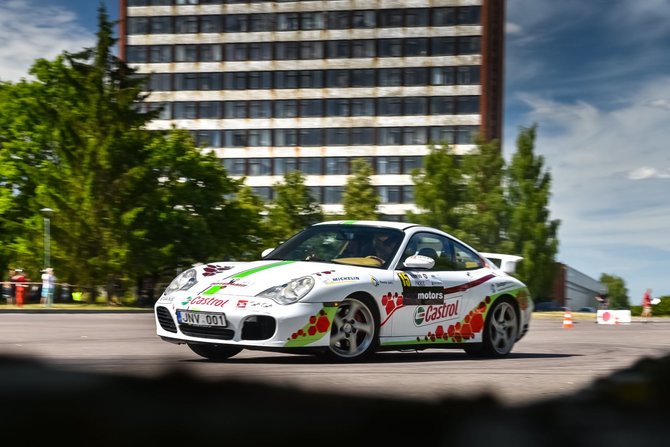 Vytauto Pilkausko nuotr./Lenktynininkas atsinaujino: „Volkswagen Passat“ iškeitė į „Porsche“
