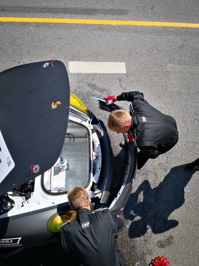 Žilvino Pekarsko / 15min nuotr./„Porsche Baltic“ komanda keičia radiatorių
