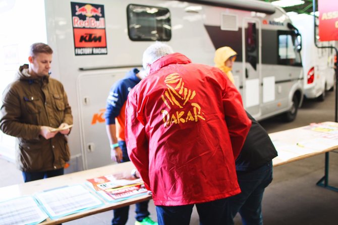 Komandos nuotr./Techninė automobilio patikra Havre, prieš išvykstant į Dakarą