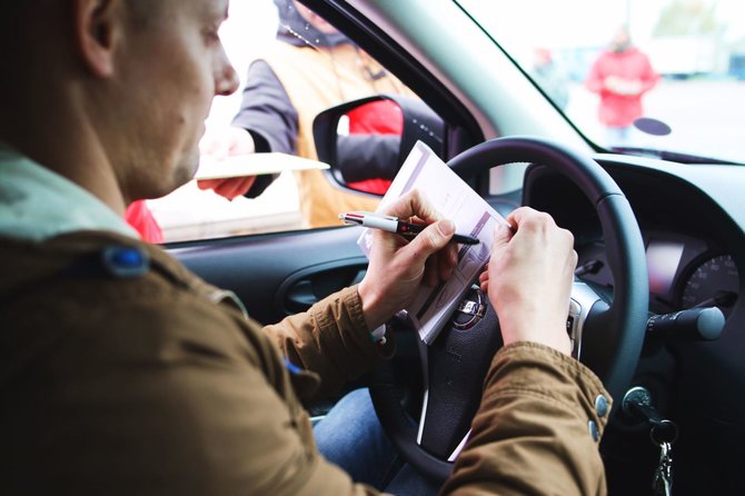 Komandos nuotr./Techninė automobilio patikra Havre, prieš išvykstant į Dakarą