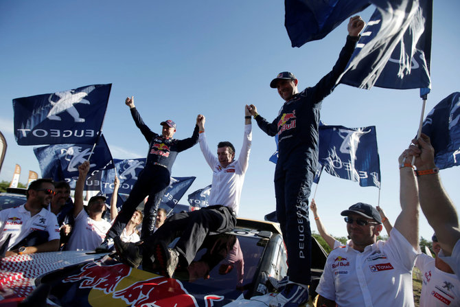 „Reuters“/„Scanpix“ nuotr./„Peugeot“ komandos triumfas 2017-ųjų Dakaro ralyje