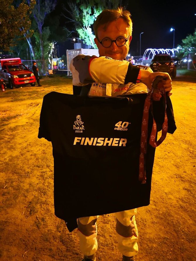 Žilvino Pekarsko / 15min nuotr./Sauliaus Jurgelėno rankose trofėjus, liudijantis, kad jis pasiekė Dakaro ralio finišą