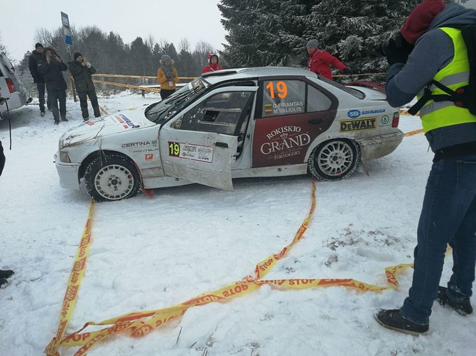 Pauliaus Dauksevičiaus / Rally Fanatikai nuotr./G.Firantas ir M.Valiulis po avarijos 1 GR