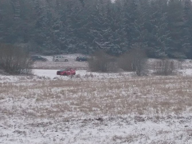 Simono Ravinskio / Rally fanatikai nuotr./Užfiksuota akimirka, kai sustojo M.Samsono ir M.Varžos ekipažas