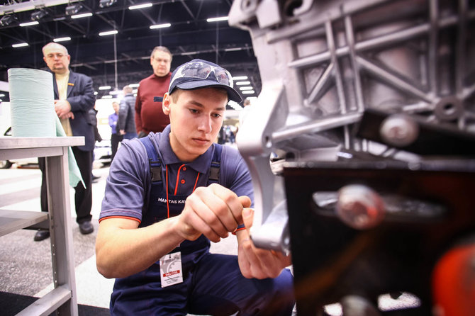 Organizatorių nuotr./Konkurso „Geriausias jaunasis automechanikas“ dalyviai