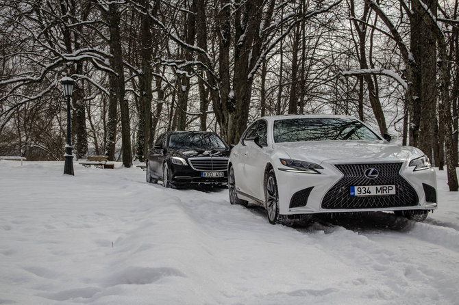 Aivaro Grigelevičiaus nuotr./Naujasis „Lexus LS“ prieš S klasės „Mercedes-Benz“