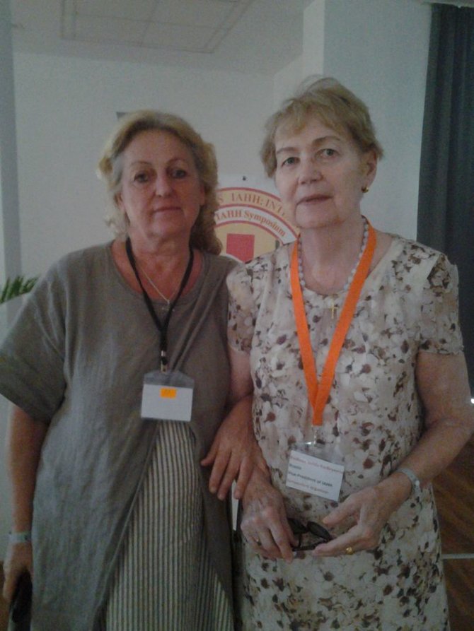 Iš kairės – hirudoterapeutė Vanda Kramarauskienė tarptautiniame hirudologų simpoziume Bulgarijoje rugsėjo 1–5 dienomis.