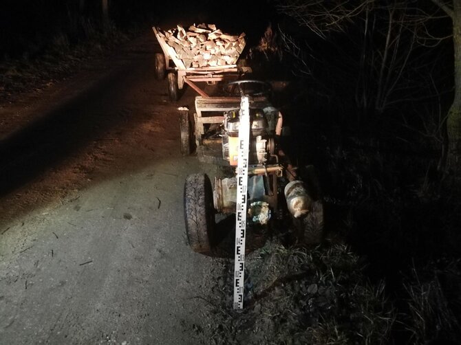 Šiaulių apskr. VPK nuotr./Savadarbis automobilis su priekaba