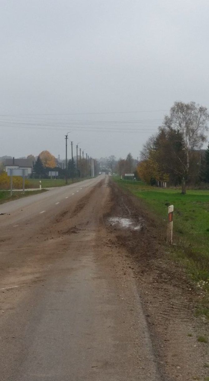 Telšiu apskr. VPK nuotr./Užteršta kelio danga