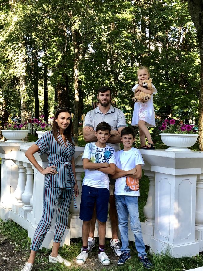Asmeninio albumo nuotr. /Kšištofas ir Tatjana Lavrinovičiai su šeima 