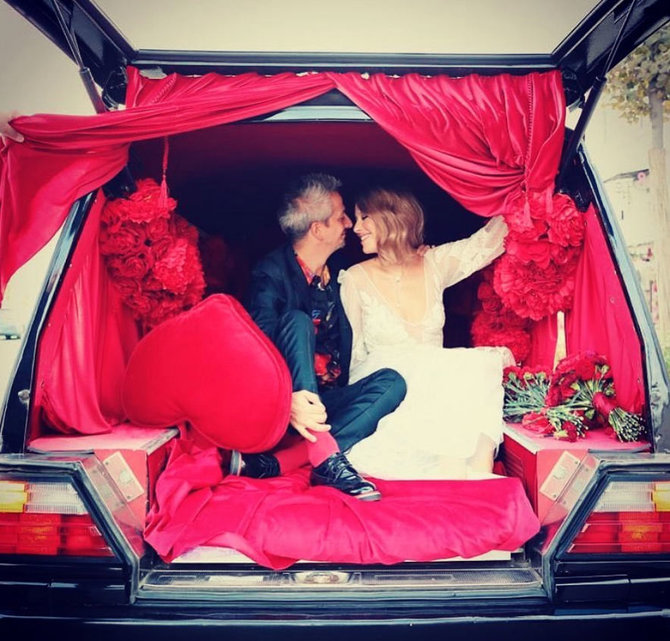 Instagramo nuotr. /Ksenija Sobčiak į savo vestuves atriedėjo katafalke