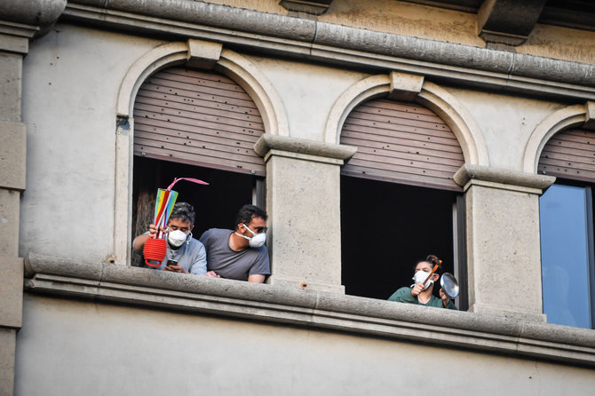 „Scanpix“ nuotr./Italijoje žmonės vieningai dainuoja iš savo balkonų, taip palaikydami vieni kitus karantino metu