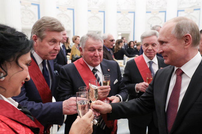 Vida Press nuotr./Levas Leščenko ir Vladimiras Putinas